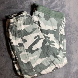 WILD FABLE Women’s Plus Size 2X Camo Capri Pants